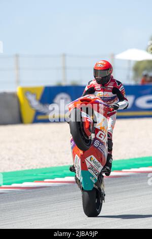 BARCELONA, SPANIEN - 03. JUNI GP ENERGY OF CATALUNYA-FREE PRACTICE 3 SAMSTAG Spanisch Moto2 Fahrer Albert Arenas (75) von INDE ASPAR TEAM Moto2 während der MotoGP von Catalunya FREE PRACTICE 3 auf dem Circuit de Barcelona-Catalunya am 04. Juni 2022 in Barcelona, Spanien.. Stockfoto