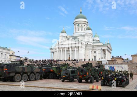 Helsinki, Finnland. 04.. Juni 2022. Moderne militärische Ausrüstung der finnischen Streitkräfte auf dem Senatsplatz zu sehen. Am 4.. Juni, während der Feierlichkeiten zum Nationalfeiertag, dem Flaggentag der finnischen Streitkräfte, fand in Helsinki, Finnland, eine Militärparade statt. (Foto von Takimoto Marina/SOPA Images/Sipa USA) Quelle: SIPA USA/Alamy Live News Stockfoto