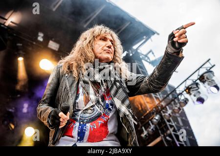 Hamer, Norwegen. 02., Juni 2022. Die englische Rockband Whitesnake spielt ein Live-Konzert im Vikingeskipet in Hamar. Hier ist Sänger David Coverdale live auf der Bühne zu sehen. (Foto: Gonzales Photo - Terje Dokken). Stockfoto