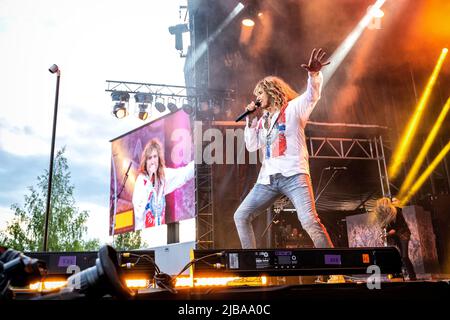 Hamer, Norwegen. 02., Juni 2022. Die englische Rockband Whitesnake spielt ein Live-Konzert im Vikingeskipet in Hamar. Hier ist Sänger David Coverdale live auf der Bühne zu sehen. (Foto: Gonzales Photo - Terje Dokken). Stockfoto