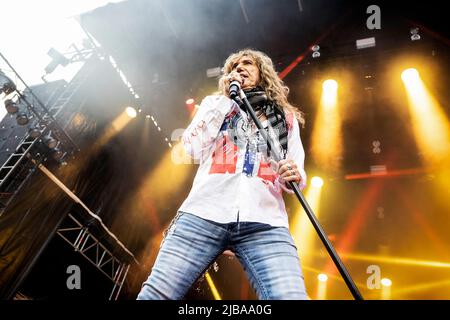 Hamer, Norwegen. 02., Juni 2022. Die englische Rockband Whitesnake spielt ein Live-Konzert im Vikingeskipet in Hamar. Hier ist Sänger David Coverdale live auf der Bühne zu sehen. (Foto: Gonzales Photo - Terje Dokken). Stockfoto