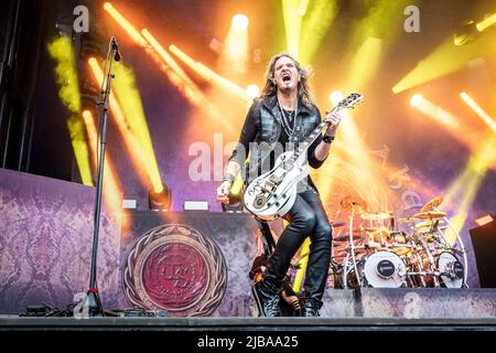 Hamer, Norwegen. 02., Juni 2022. Die englische Rockband Whitesnake spielt ein Live-Konzert im Vikingeskipet in Hamar. Hier ist Gitarrist Joel Hoekstra live auf der Bühne zu sehen. (Foto: Gonzales Photo - Terje Dokken). Stockfoto