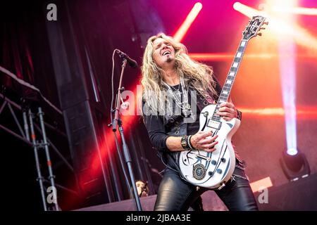 Hamer, Norwegen. 02., Juni 2022. Die englische Rockband Whitesnake spielt ein Live-Konzert im Vikingeskipet in Hamar. Hier ist Gitarrist Joel Hoekstra live auf der Bühne zu sehen. (Foto: Gonzales Photo - Terje Dokken). Stockfoto