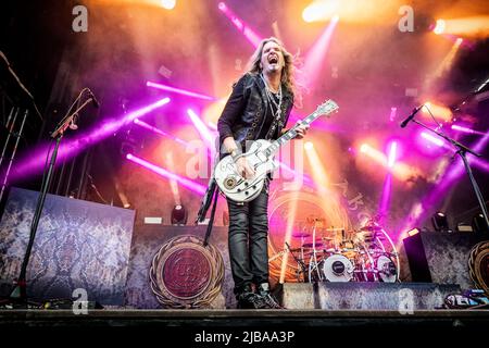 Hamer, Norwegen. 02., Juni 2022. Die englische Rockband Whitesnake spielt ein Live-Konzert im Vikingeskipet in Hamar. Hier ist Gitarrist Joel Hoekstra live auf der Bühne zu sehen. (Foto: Gonzales Photo - Terje Dokken). Stockfoto