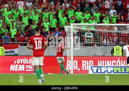 Budapest, Ungarn, 4.. Juni 2022. Andras Schafer aus Ungarn ist beim Spiel der UEFA Nations League in der Puskas Arena in Budapest mit einem offenen Tor über die Bar gejagt. Bildnachweis sollte lauten: David Klein / Sportimage Kredit: Sportimage/Alamy Live News Stockfoto