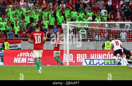 Budapest, Ungarn, 4.. Juni 2022. Andras Schafer aus Ungarn ist beim Spiel der UEFA Nations League in der Puskas Arena in Budapest mit einem offenen Tor über die Bar gejagt. Bildnachweis sollte lauten: David Klein / Sportimage Kredit: Sportimage/Alamy Live News Stockfoto