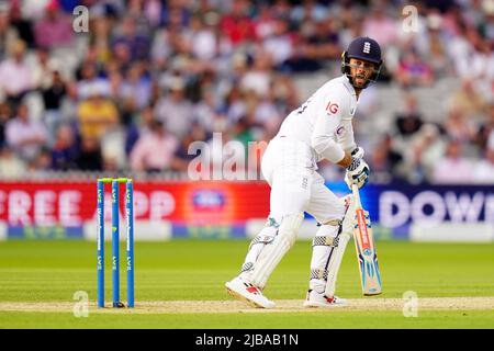 Der englische Ben Foakes in Aktion am dritten Tag der ersten LV= Insurance Test Series im Lord's Cricket Ground, London. Bilddatum: Samstag, 4. Juni 2022. Stockfoto