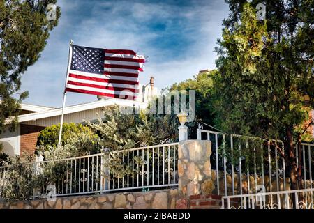 Im Manhattan Heights Historic District in El Paso, Texas, winkt eine amerikanische Flagge. Stockfoto