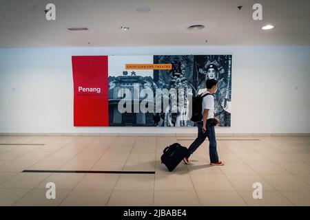 Penang, Malaysia. 04.. Juni 2022. Ein internationaler Reisender kommt am Penang International Airport an. (Foto von Matt Hunt/SOPA Images/Sipa USA) Quelle: SIPA USA/Alamy Live News Stockfoto