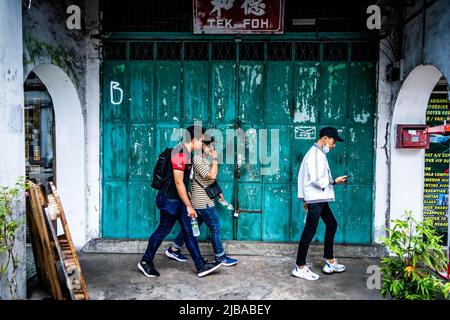 Penang, Malaysia. 04.. Juni 2022. Reisende spazieren durch das historische George Town Viertel in Penang. (Foto von Matt Hunt/SOPA Images/Sipa USA) Quelle: SIPA USA/Alamy Live News Stockfoto