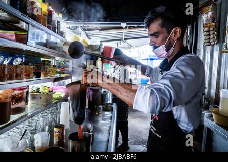 Penang, Malaysia. 04.. Juni 2022. Ein Street-Food-Anbieter macht in George Town, Penang, heißen Tee. (Foto von Matt Hunt/SOPA Images/Sipa USA) Quelle: SIPA USA/Alamy Live News Stockfoto