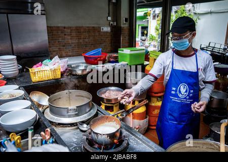 Penang, Malaysia. 04.. Juni 2022. Ein Straßenverkäufer stellt frische Nudeln in George Town, Penang, her. (Foto von Matt Hunt/SOPA Images/Sipa USA) Quelle: SIPA USA/Alamy Live News Stockfoto