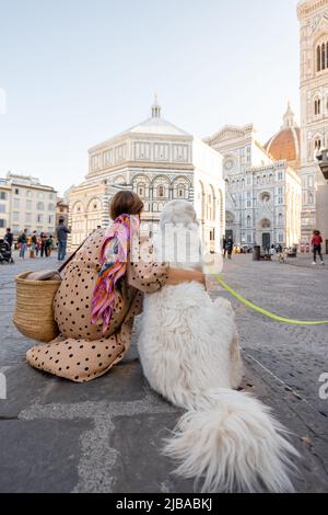 Frau, die mit Hund in Florenz, Italien reist Stockfoto