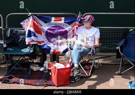 London, Großbritannien. Königlicher Fan. Platin-Jubilee Tag Drei. Menschenmassen versammelten sich in der Mall vor dem Buckingham Palace, um auf das abendliche Platinum Party Konzert zu warten. Kredit: michael melia/Alamy Live Nachrichten Stockfoto