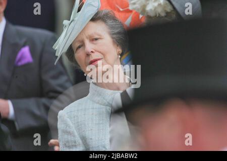 Epsom Downs, Surrey, Großbritannien. 4.. Juni 2022. HRH Prinzessin Anne im Parade-Ring vor dem Cazoo Derby Classic Pferderennen Kredit: Motofoto/Alamy Live News Stockfoto