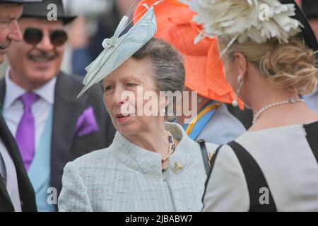 Epsom Downs, Surrey, Großbritannien. 4.. Juni 2022. HRH Prinzessin Anne im Parade-Ring vor dem Cazoo Derby Classic Pferderennen Kredit: Motofoto/Alamy Live News Stockfoto