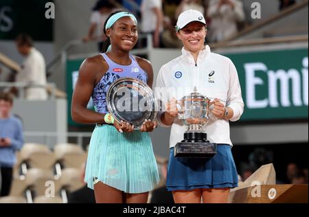 Sieger IGA Swiatek aus Polen, Finalistin Coco Gauff aus den USA (links) bei der Siegerehrung der Frauen am 14. Tag von Roland-Garros 2022, French Open 2022, zweites Grand Slam Tennisturnier der Saison am 4. Juni 2022 im Roland-Garros-Stadion in Paris, Frankreich - Foto Jean Catuffe / DPPI Stockfoto