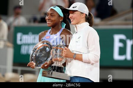 Sieger IGA Swiatek aus Polen, Finalistin Coco Gauff aus den USA (links) bei der Siegerehrung der Frauen am 14. Tag von Roland-Garros 2022, French Open 2022, zweites Grand Slam Tennisturnier der Saison am 4. Juni 2022 im Roland-Garros-Stadion in Paris, Frankreich - Foto Jean Catuffe / DPPI Stockfoto