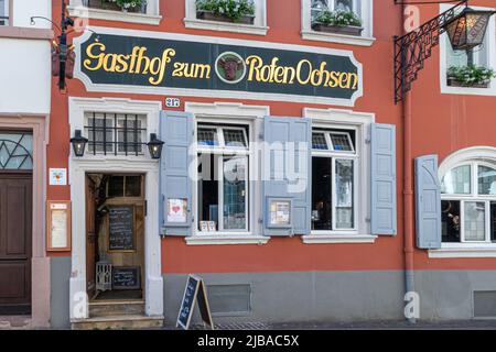 Heidelberg, Deutschland: Juni 2. 2022: Das Gasthaus zum Roten Ochsen in Heidelberg. Eine traditionelle Studentenstuben in der Stadt, t Stockfoto