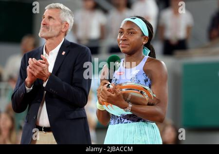 Finalistin Coco Gauff aus den USA, Gilles Moretton, Präsident des französischen Tennisverbands (links) bei der Siegerehrung der Frauen am 14. Tag von Roland-Garros 2022, French Open 2022, dem zweiten Grand-Slam-Tennisturnier der Saison am 4. Juni 2022 im Roland-Garros-Stadion in Paris, Frankreich - Foto Jean Catuffe / DPPI Stockfoto