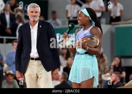 Finalistin Coco Gauff aus den USA, Gilles Moretton, Präsident des französischen Tennisverbands (links) bei der Siegerehrung der Frauen am 14. Tag von Roland-Garros 2022, French Open 2022, dem zweiten Grand-Slam-Tennisturnier der Saison am 4. Juni 2022 im Roland-Garros-Stadion in Paris, Frankreich - Foto Jean Catuffe / DPPI Stockfoto