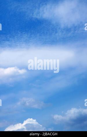 Heller blauer Himmel mit verschiedenen Arten von reinen weißen Wolken Stockfoto