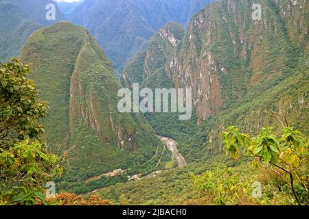 Unglaubliche Luftaussicht auf die Stadt Aguas Calientes und den Urubamba-Fluss vom Mt. Huayna Picchu, Machu Picchu, Cusco, Peru Stockfoto