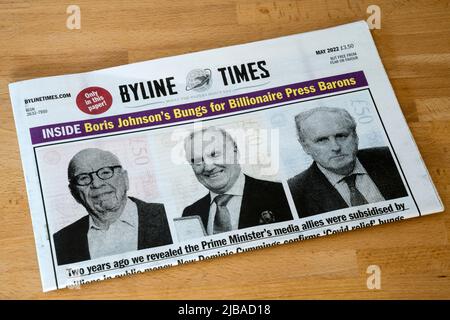 Mai 2022 Kopie der Byline Times mit der Schlagzeile Boris Johnsons Jungs für Milliardär Press Barons. Stockfoto