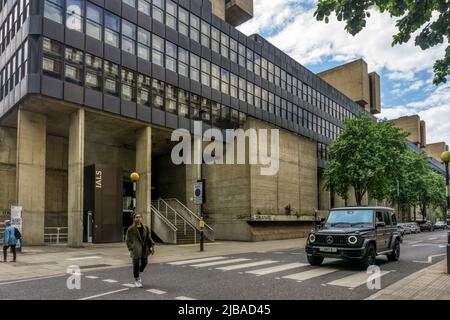 Das Charles Clore House at 17 Russell Square ist ein unter Denkmalschutz gerades Gebäude im Brutalistischen Stil von Sir Denys Lasdun. Es ist die Heimat von IALS. Stockfoto