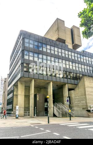 Das Charles Clore House at 17 Russell Square ist ein unter Denkmalschutz gerades Gebäude im Brutalistischen Stil von Sir Denys Lasdun. Es ist die Heimat von IALS. Stockfoto