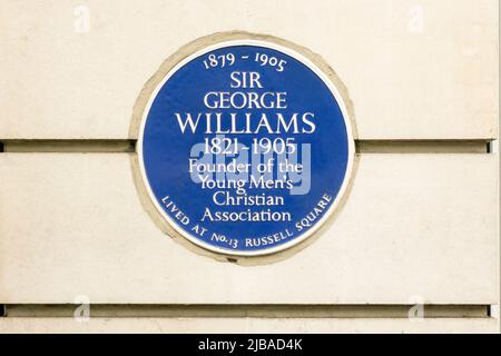 Blaue Gedenktafel an Sir George Williams, den Gründer des YMCA, im Russell Square, London.