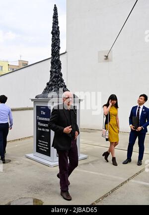 Am 4. Juni 2022 wurde im DOX Center of Contemporary Art in Prag die Statue des dänischen Künstlers Jens Galschiot (Vorderseite) enthüllt, die an das Massaker auf dem Platz des Himmlischen Friedens in Peking im Jahr 1989 erinnert. Aus Anlass des 33. Jahrestages der Veranstaltung und des dritten Jahrestages der prodemokratischen Bewegung in Hongkong. Die Statue zeigt verschränkte menschliche Körper, die unter Unterdrückung leiden. Der Autor Galschiot, der auch Performer und Menschenrechtsaktivist ist ist, sagte, einer der Gründe für seine Beteiligung sei die Energie der jungen Menschen in Hongkong, die ihn an die Entschlossenheit junger Chinesen erinnerte Stockfoto