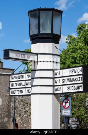 Straßenschild am Angel Hill, Bury St Edmunds, Suffolk, England, Großbritannien, mit Salzsäulen beleuchtet - erbaut im Jahr 1935 von Basil Oliver. Stockfoto