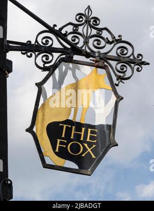 Traditionelles Hängeschild am Fox Inn, Eastgate Street. Bury Saint Edmunds, Suffolk, England, Großbritannien Stockfoto