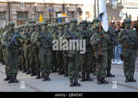 Helsinki, Finnland. 04.. Juni 2022. Finnische Soldaten der Armee stehen am Flaggentag der finnischen Streitkräfte in der finnischen Hauptstadt für eine Militärparade an. Kredit: SOPA Images Limited/Alamy Live Nachrichten Stockfoto