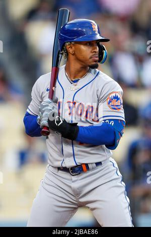 Der Shortstop von New York Mets, Francisco Lindor (12), wird während eines MLB-Spiels in der regulären Saison zwischen den Los Angeles Dodgers und New York Met für den Platz eingestellt Stockfoto