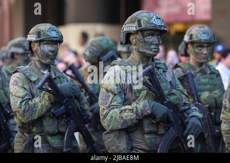 Helsinki, Finnland. 04.. Juni 2022. Finnische Soldaten der Armee stehen am Flaggentag der finnischen Streitkräfte in der finnischen Hauptstadt für eine Militärparade an. (Foto von Takimoto Marina/SOPA Images/Sipa USA) Quelle: SIPA USA/Alamy Live News Stockfoto