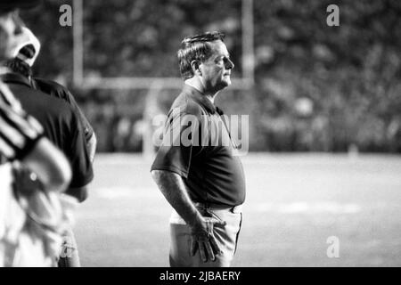 Der legendäre College-Football-Trainer Bobby Bowden beobachtet am Rande des Spiels der FSU/Auburn am 13. Oktober 1984 im Doak Campbell Stadium der Florida State University. (USA) Stockfoto