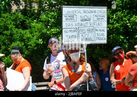 Hunderte versammelten sich am Foley Square in New York City und marschierten über die Brooklyn Bridge, um das Bewusstsein zu schärfen und sich für die Überlebenden und zu äußern Stockfoto