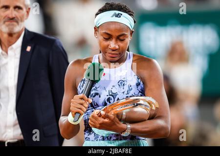 Paris, Frankreich, Frankreich. 4.. Juni 2022. Coco GAUFF der Vereinigten Staaten während des 14. Tages von Roland-Garros 2022, French Open 2022, Grand Slam Tennisturnier im Roland-Garros-Stadion am 04. Juni 2022 in Paris, Frankreich. (Bild: © Matthieu Mirville/ZUMA Press Wire) Stockfoto