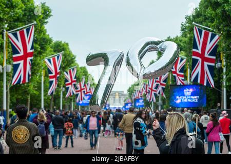 London, Großbritannien. 4. Juni 2022. Vor der Platinum Party im Palace, einem Live-Konzert vor dem Buckingham Palace, das am dritten Tag der Feierlichkeiten zum Platin-Jubiläum der Königin vor dem Buckingham Palace stattfindet, werden Ballons hochgehalten, um die Nummer 70 in der Mall zu zeigen. Große Videobildschirme zeigen das Geschehen auf der Bühne. Kredit: Stephen Chung / Alamy Live Nachrichten Stockfoto