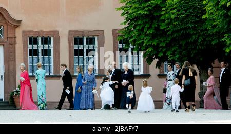 Bad Berleburg, Deutschland. 04.. Juni 2022. Prinzessin Benedikte, Kronprinz Frederik, Kronprinzessin Maria von Dänemark Prinz Joachim und Prinzessin Marie verlassen am 04. Juni 2022 die evangelische Schlosskirche in Bad Berleburg, Nach der religiösen Hochzeit von Gustav Prinz zu Sayn-Wittgenstein-Berleburg und Carina Axelsson Albert Nieboer/Netherlands OUT/Point de Vue OUT/dpa/Alamy Live News Stockfoto