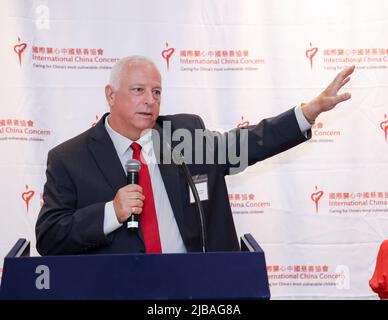 Yorba Linda, Kalifornien, USA. 1.. Juni 2022. Mark Rafter, Gründer und CEO von Modern Day Marco Polo Enterprises, spricht auf der Internationalen China Concern (ICC) Pressekonferenz zu Ehren des Internationalen Kindertages in der Richard Nixon Library and Museum in Yorba Linda, Kalifornien, über seine Unterstützung für die Organisation. Kredit: Sheri Determan Stockfoto