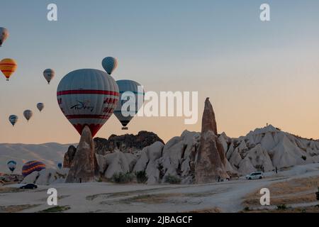 Heißluftballon Aktivität in Goreme Kappadokien. Goreme Nevsehir Türkei - 7.2.2021 Stockfoto