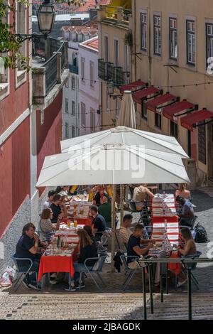 Café im Freien in den alten Straßen von Alfama, Lissabon mit Blick auf Castelo Sao Jorge und Baixa Stockfoto