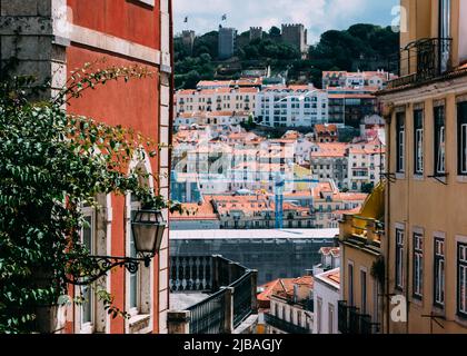 Miradouro in Lissabon, Portugal mit Blick auf das Schloss St. George Stockfoto