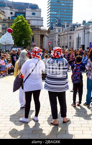 2. Juni 2022 - Frauen mit Union Jack-Hüten auf dem Trafalgar Square während der Feierlichkeiten zum Platinum Jubilee Weekend der Queen, London, Großbritannien Stockfoto