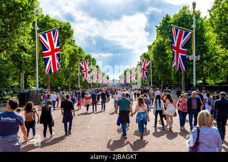 2. Juni 2022 - Menschenmassen, die während des Queen's Platinum Jubilee Weekends die Mall entlang laufen, London, Großbritannien Stockfoto