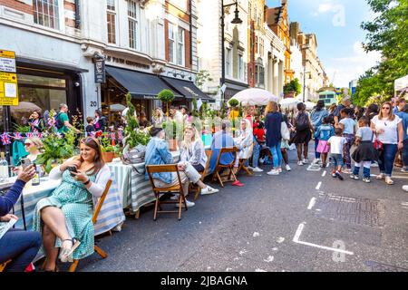 2. Juni 2022 - großer Tisch entlang der North Audley Street in Mayfair während der Feierlichkeiten zum Platin-Jubiläum der Königin, London, Großbritannien Stockfoto