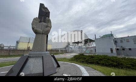 Die riesige, sichere Kuppel, die den Sarkophag über dem beschädigten Tschernobyl-Reaktor Nr. 4 in verlassenen Gebieten in der Ukraine in der Nähe von Tschernobyl versiegelt Stockfoto